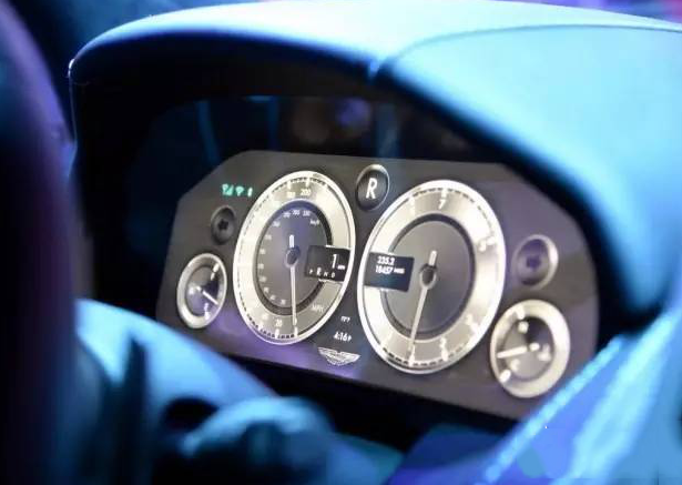 车载液晶屏-未来选择HUD还是全液晶仪表？